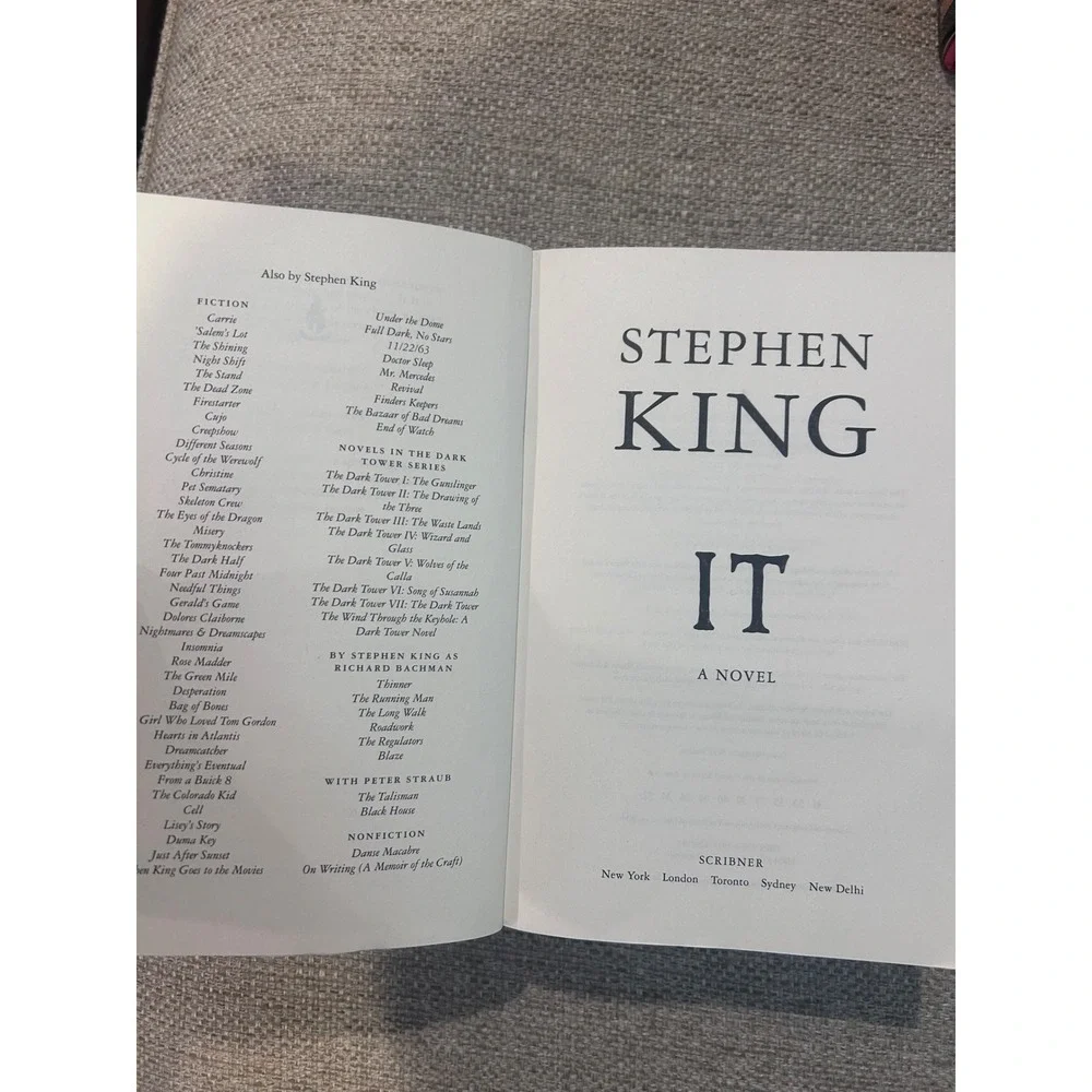 Stephen King IT Novel Paperback White Red Horror Pennywise Scribner 2016